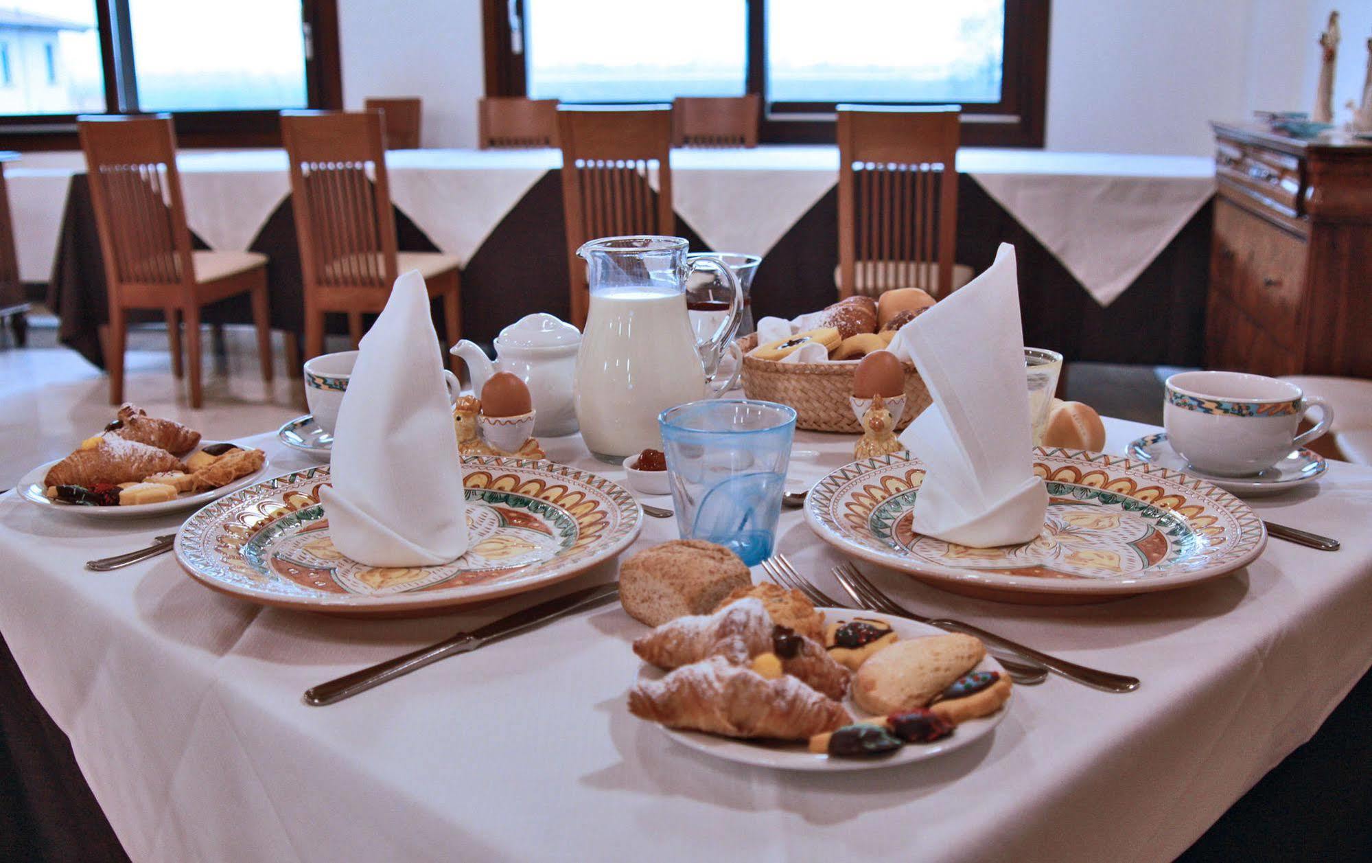 Oasi Bianca Hotel Pomposa Екстериор снимка